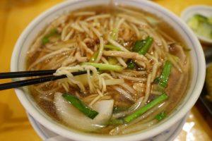サンマー麺は、肉と野菜を炒めたあんかけがのったラーメンのこと！