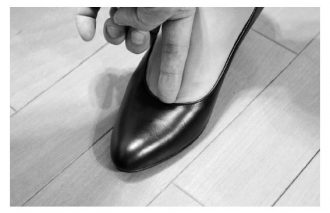 足の甲と靴の間に指の先が少しひっかかる程度。