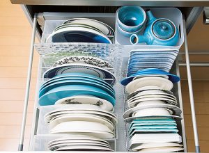よく使う皿は仕切りやボックスで立てて収納